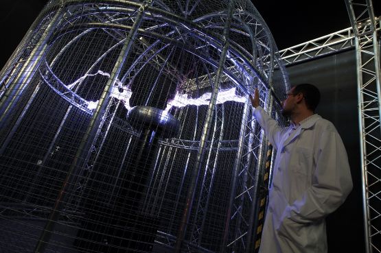 La Bobina de Tesla del Museu provoca arcos eléctricos de más 1 metro y  750.000 voltios – LA CIUTAT